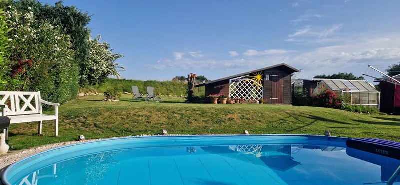 Außenbereich mit Garten, Terrasse und Pool beim Monteurzimmer Gefell nahe Schleiz Hof Naila